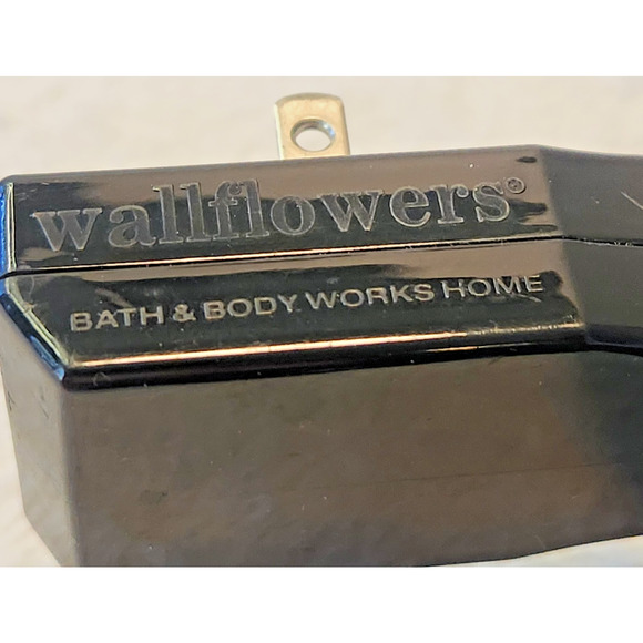 Bath Body Works Light Up Black Cat in Pumpkin Jack-o-Lantern Wallflower Plug-In - Picture 6 of 6